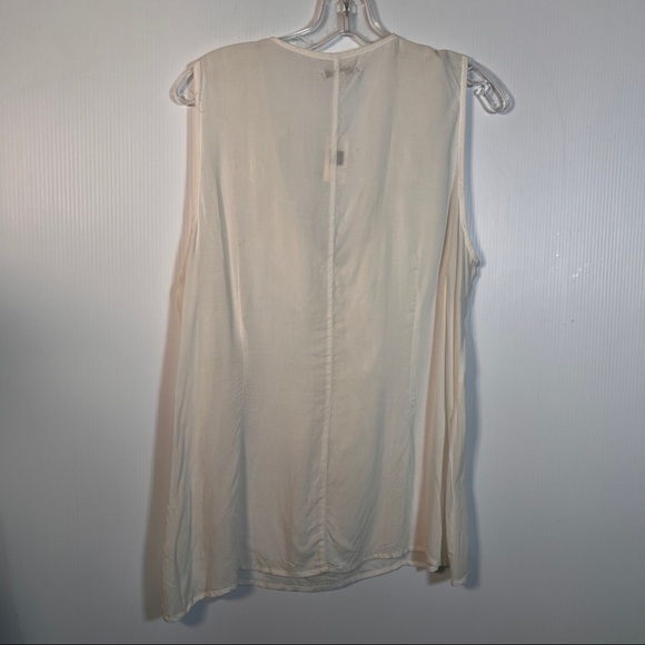 GAP Ruffle Top. 100% Viscose. Size Large. Sleeveless. Small ink spot - Picture 4 of 6